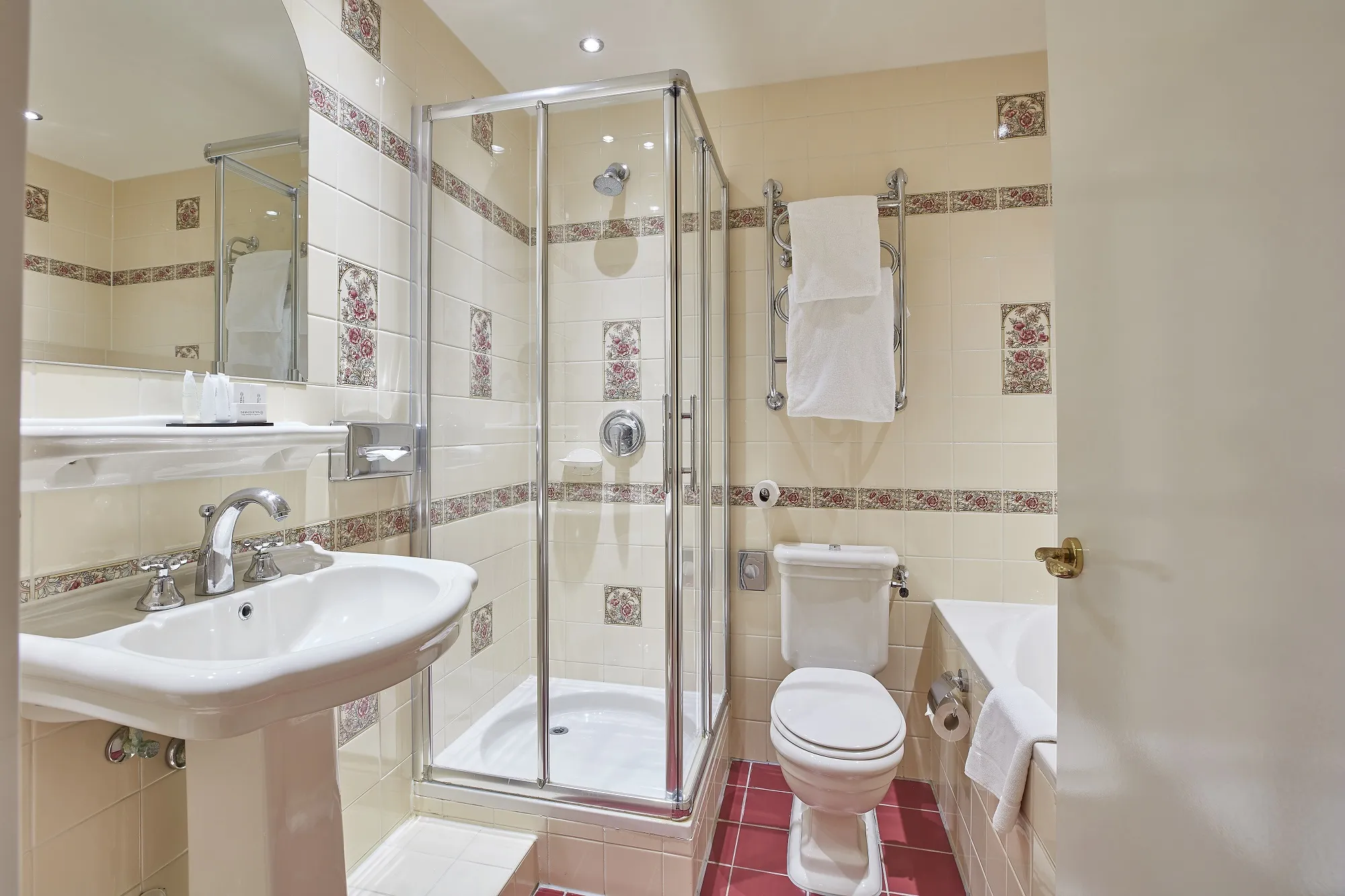 Carlton Ambassador Hotel badkamer Engels Tudor stijl